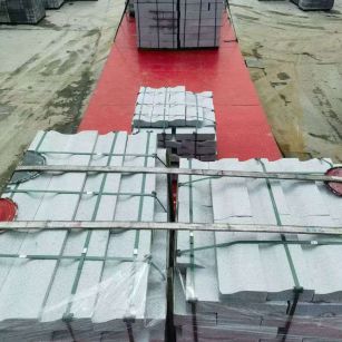 菏泽 芝麻白仿形加直形路沿石出货日常