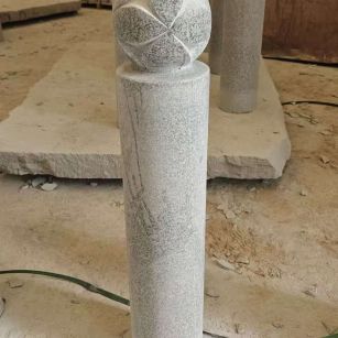 菏泽 芝麻白花岗岩石材挡车石柱、停车柱、圆柱挡车柱、方柱挡车柱等