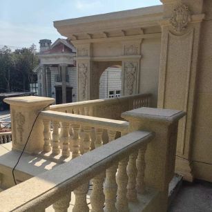 菏泽 黄金麻别墅外墙干挂雕花配合阳台栏杆花瓶柱