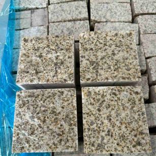 菏泽 黄金麻花岗岩自然面小方块，弹石，马蹄石等