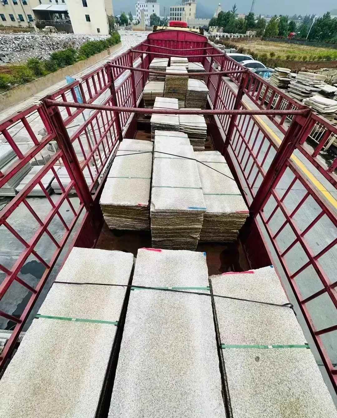 菏泽 黄金麻花岗岩荔枝面，光面毛板装车完成