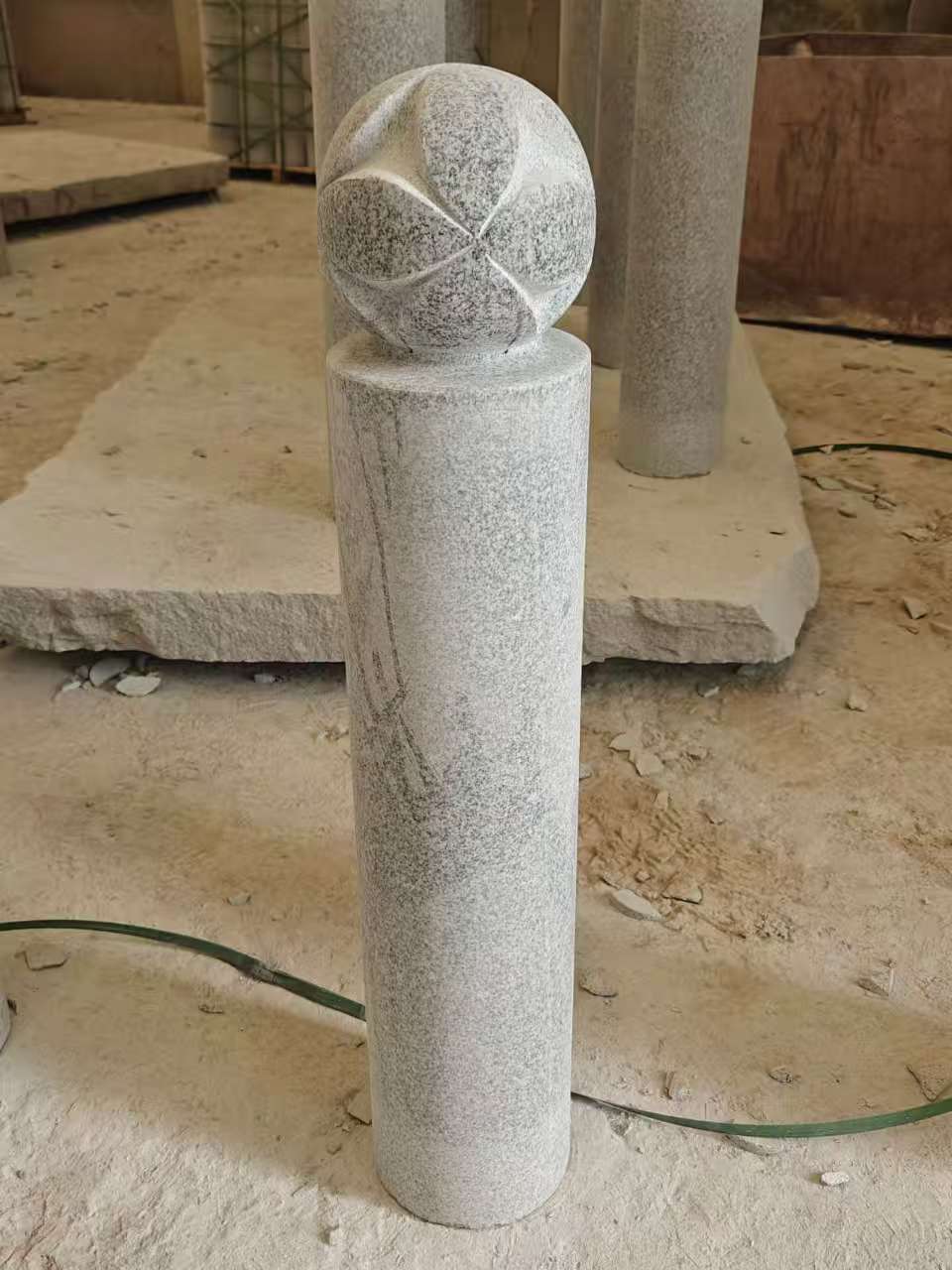 菏泽 芝麻白花岗岩石材挡车石柱、停车柱、圆柱挡车柱、方柱挡车柱等