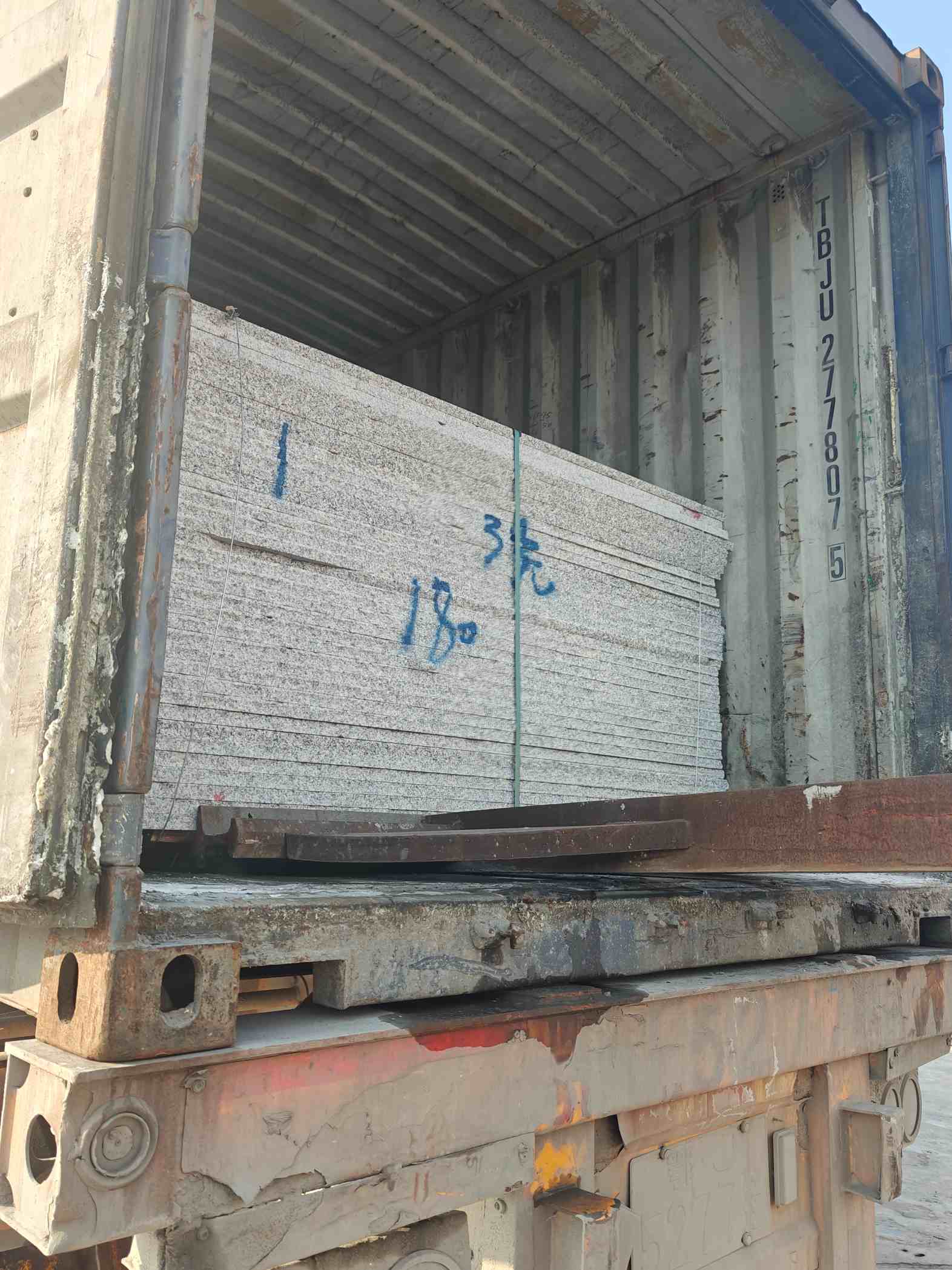 菏泽 芝麻白花岗岩石材3.0公分光面毛板装柜出货