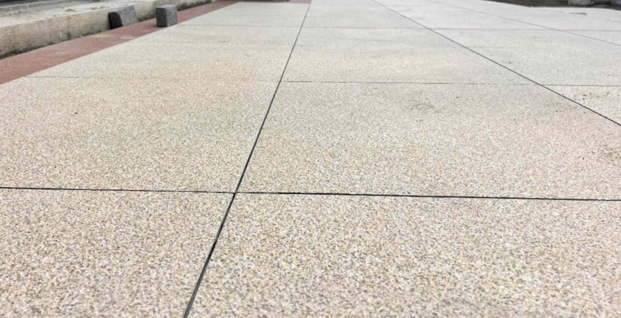 菏泽 黄金麻花岗岩石板材荔枝面地面铺装效果