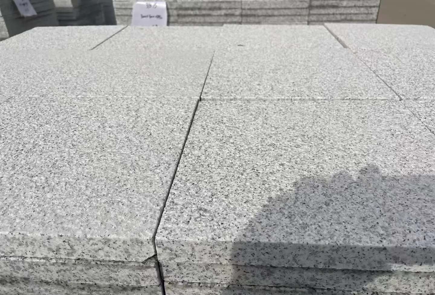 菏泽 白麻花岗岩石材推荐 荔枝面地铺石