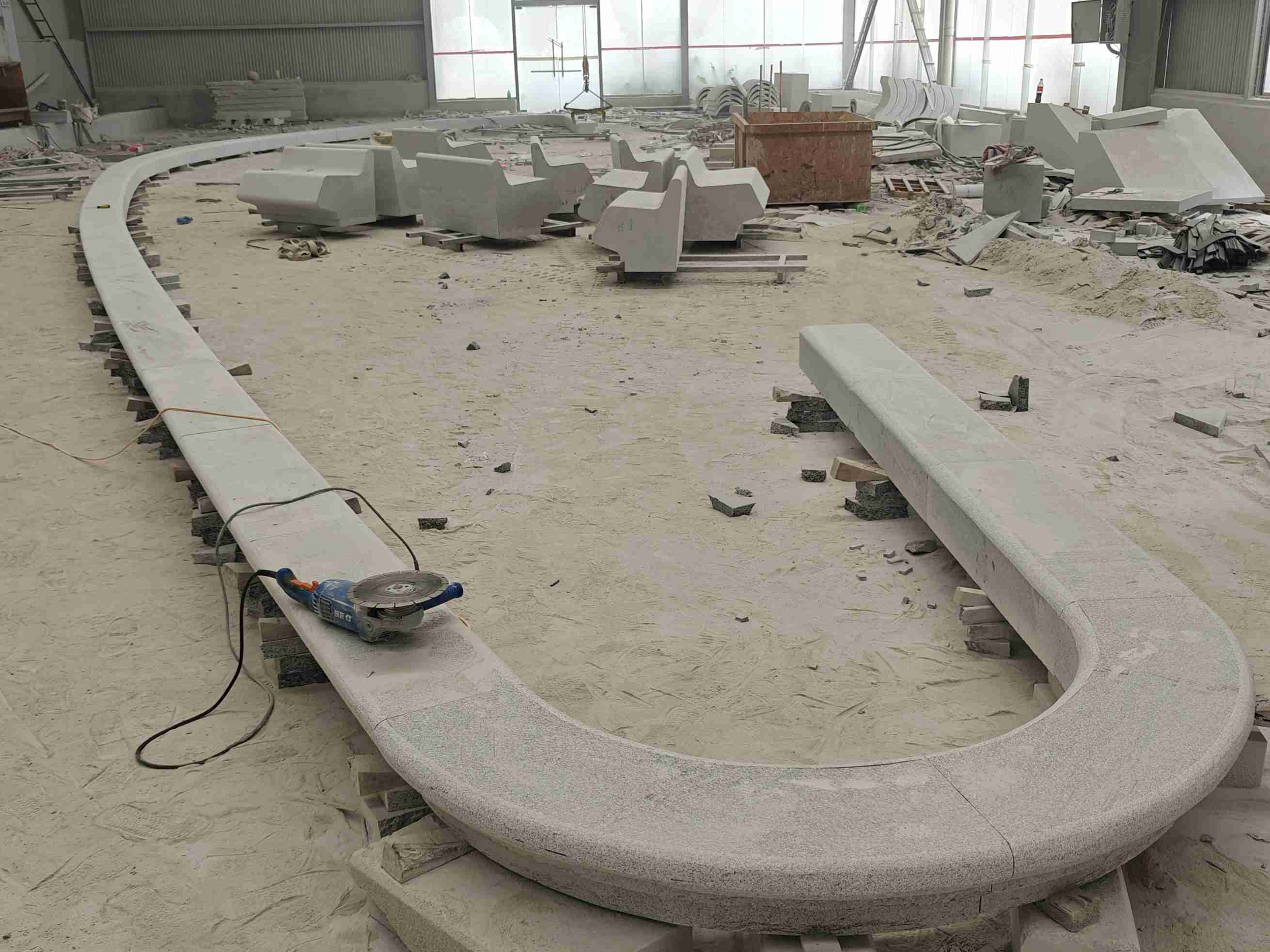 菏泽 芝麻白花岗岩弧形花坛石，坐凳石