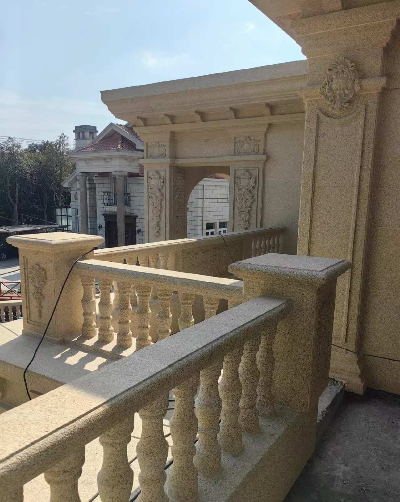 菏泽 黄金麻别墅外墙干挂雕花配合阳台栏杆花瓶柱