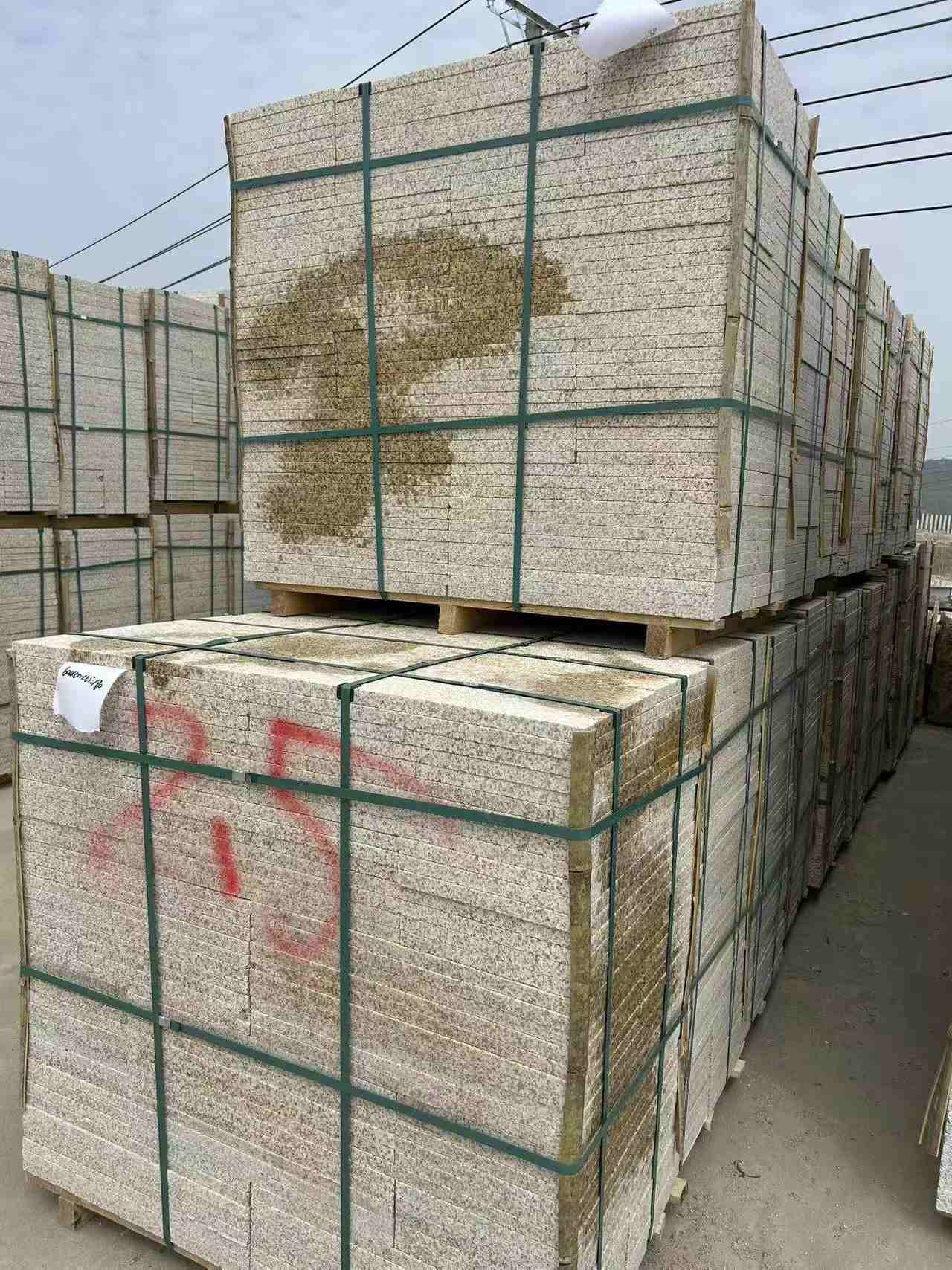 菏泽 黄金麻花岗岩石材荔枝面地铺石2.5*300*600