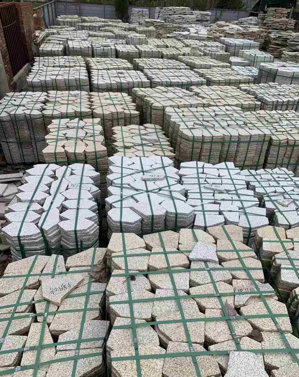 菏泽 黄金麻白麻花岗岩荔枝面地铺石(冰裂纹)