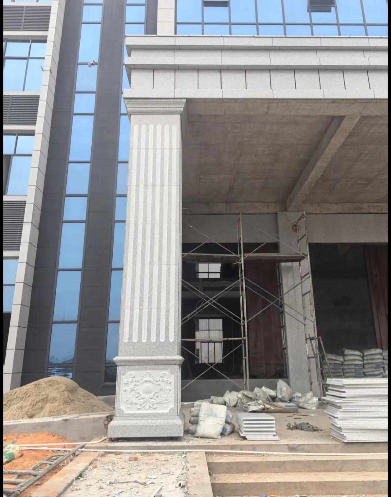 菏泽 芝麻白光面花岗岩门楼大柱（罗马柱）配雕花底座