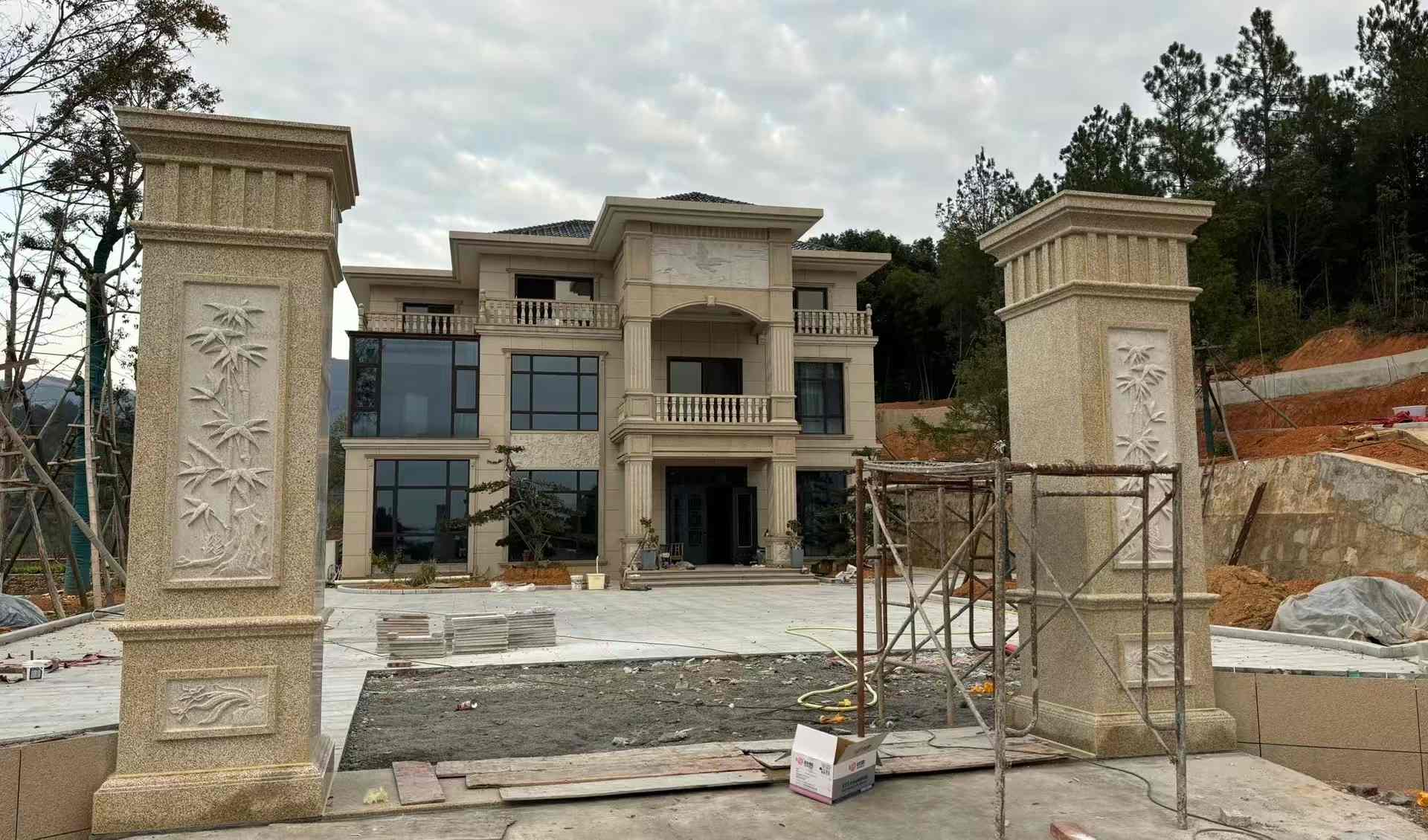 菏泽 黄金麻花岗岩别墅雕花外墙干挂配上门口雕花罗马柱