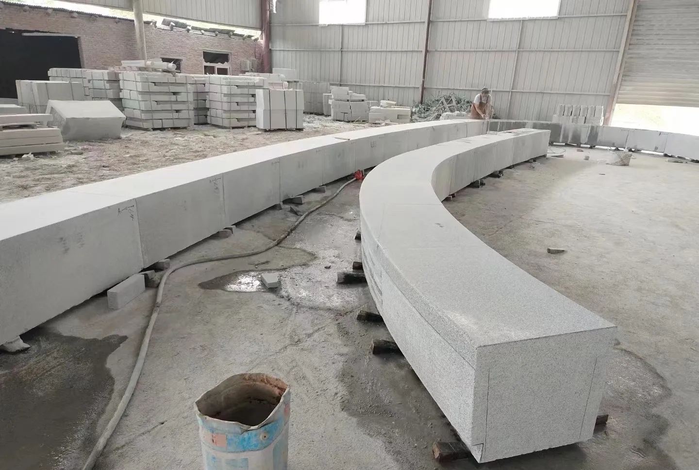 菏泽芝麻白花岗岩石板材 园林光面弧形坐凳