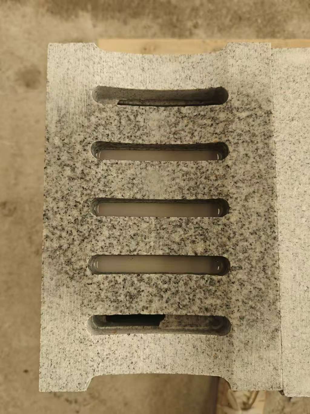 菏泽 芝麻白拉丝面花岗岩U型开槽排水槽