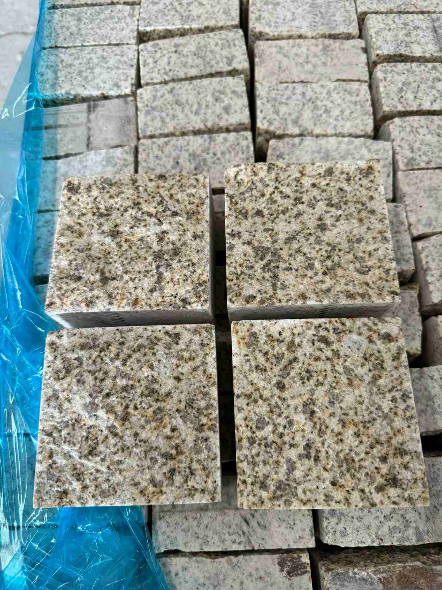 菏泽 黄金麻花岗岩自然面小方块，弹石，马蹄石等