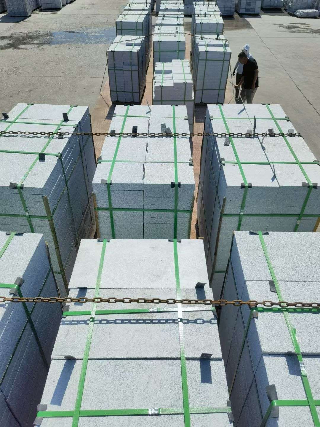 菏泽 芝麻白花岗岩5公分地铺石 花岗岩厂家工厂装车日常