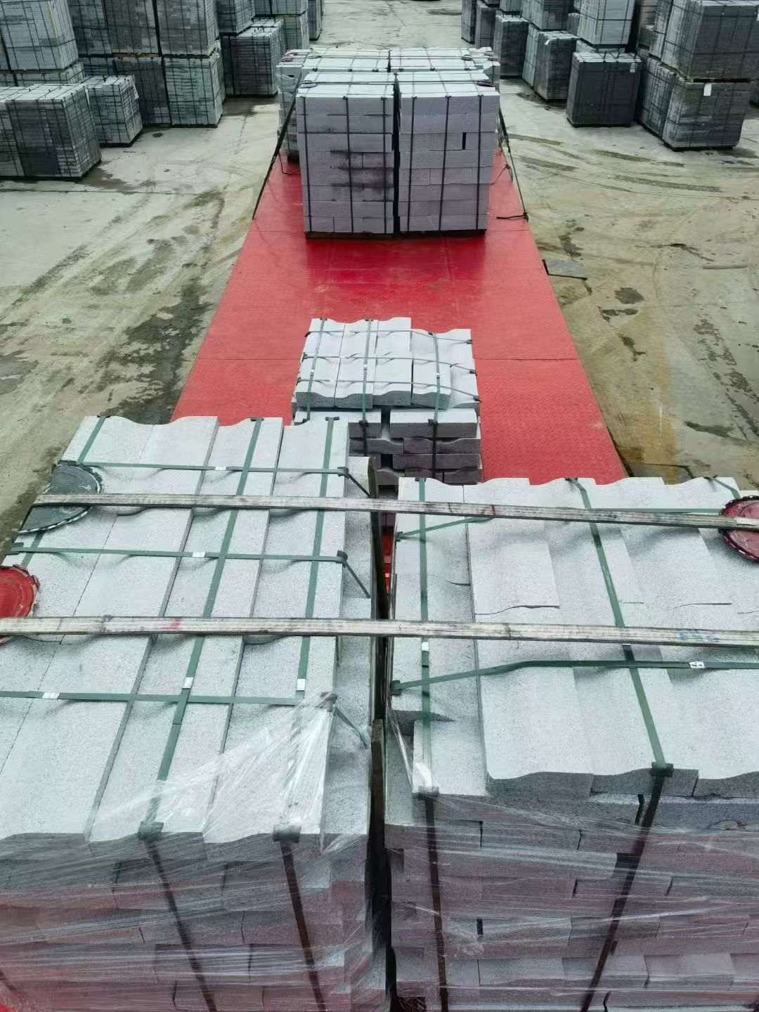 菏泽 芝麻白仿形加直形路沿石出货日常