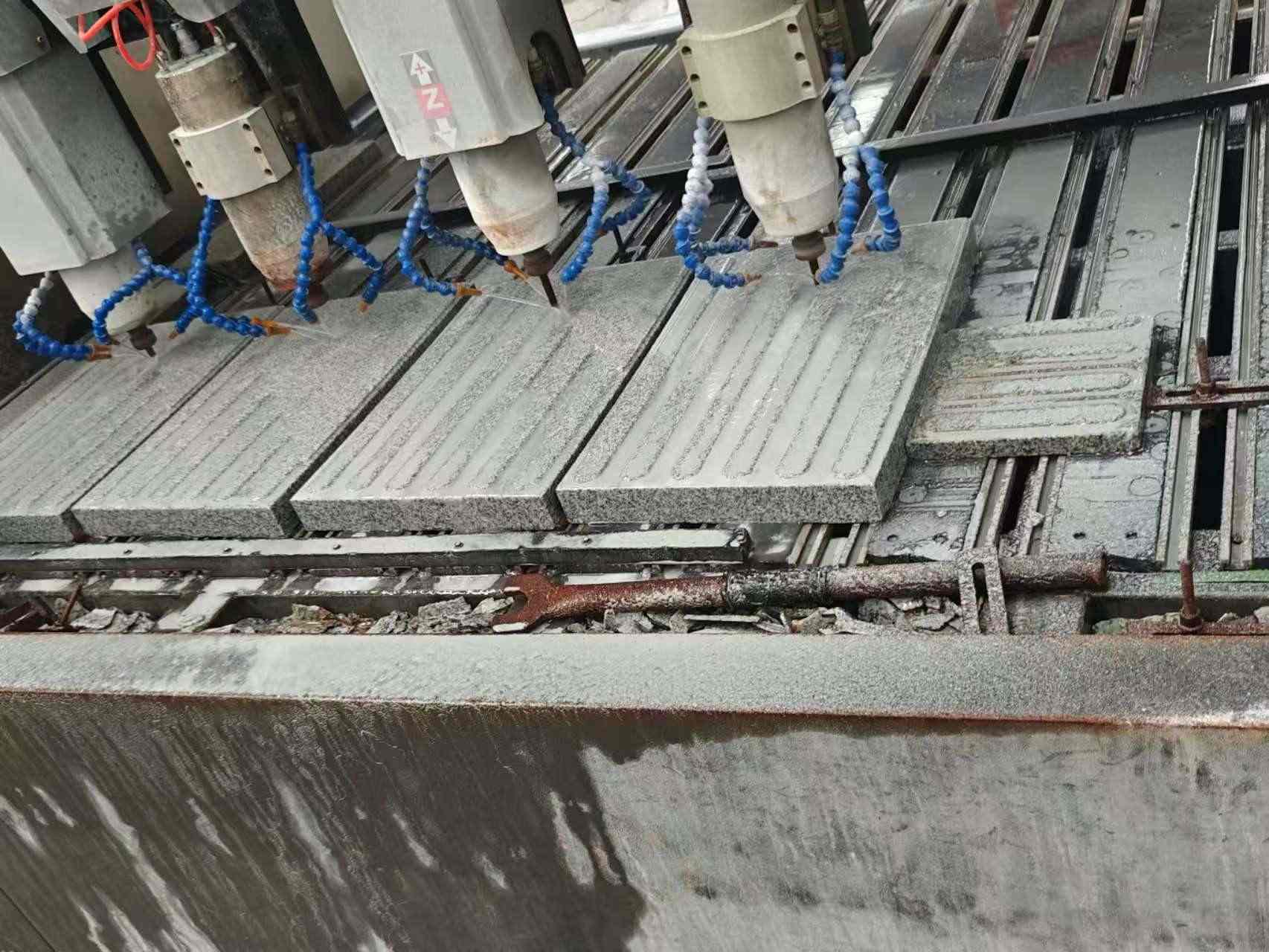 菏泽 芝麻白花岗岩荔枝面盲道雕刻