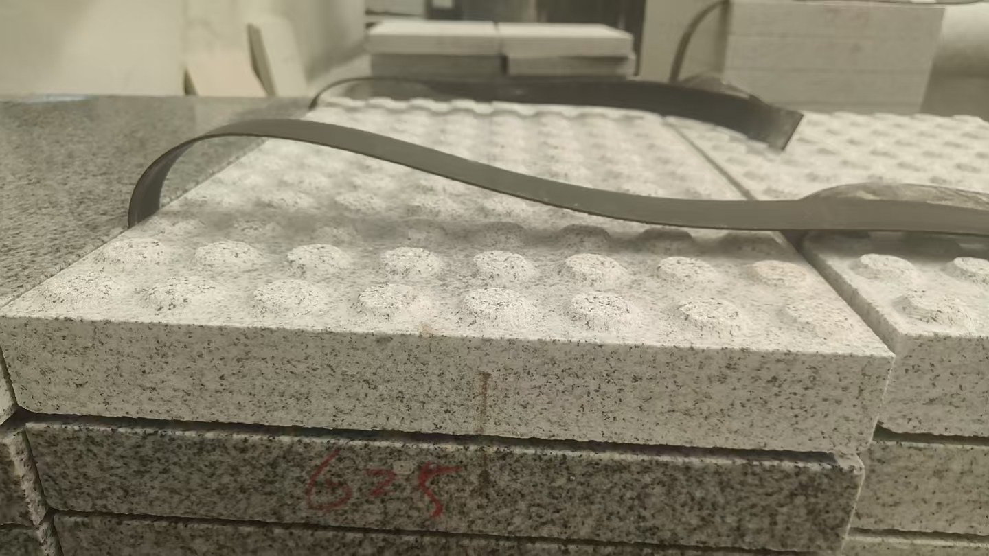 菏泽 芝麻白花岗岩6.0公分荔枝面五轴加工雕刻盲点