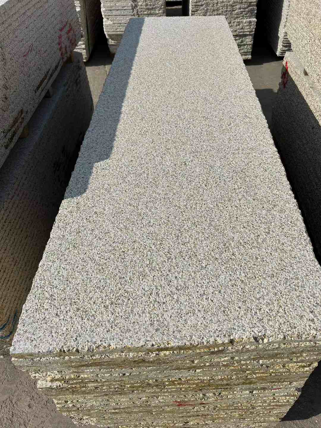 菏泽 黄金麻花岗岩荔枝面毛板，半成品