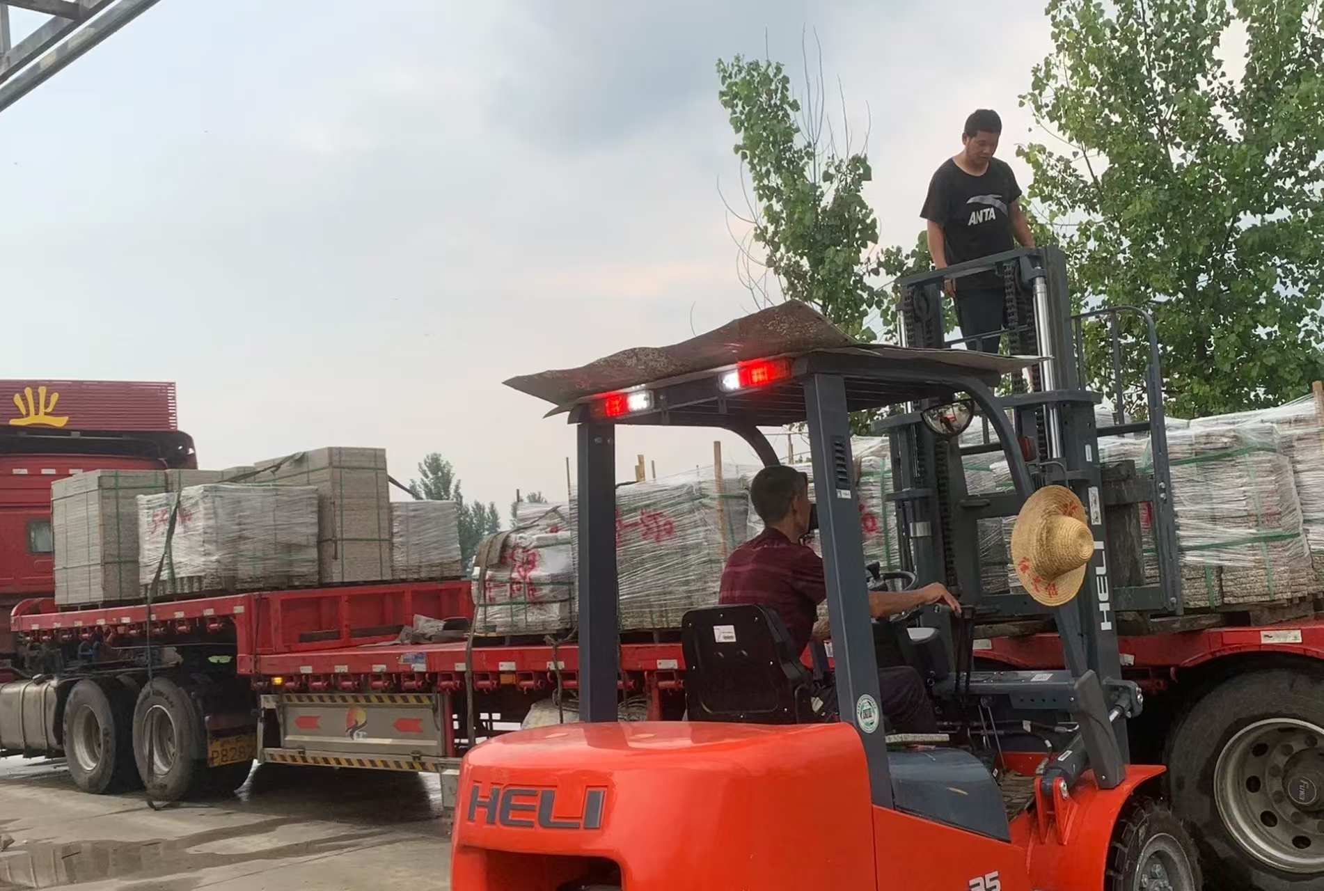 菏泽 黄金麻冰裂纹，地铺石装车