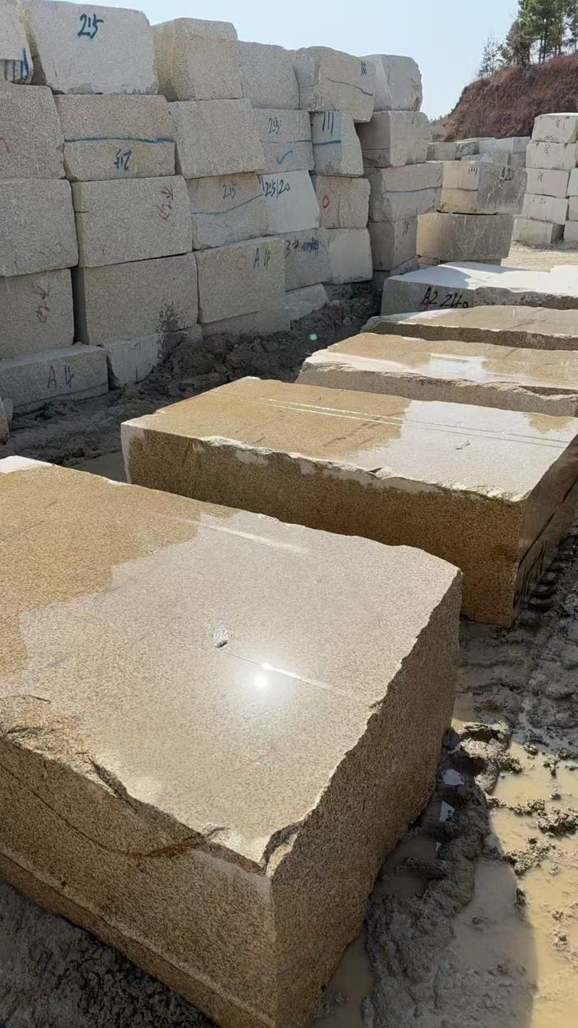 菏泽 黄金麻方料堆场洗料分选中，原材料充足