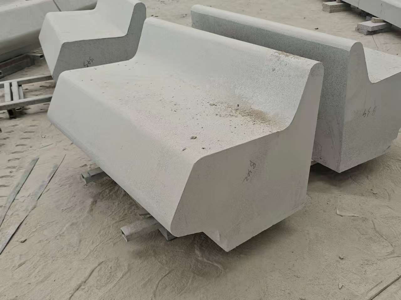 菏泽 芝麻白花岗岩异形坐凳，石凳