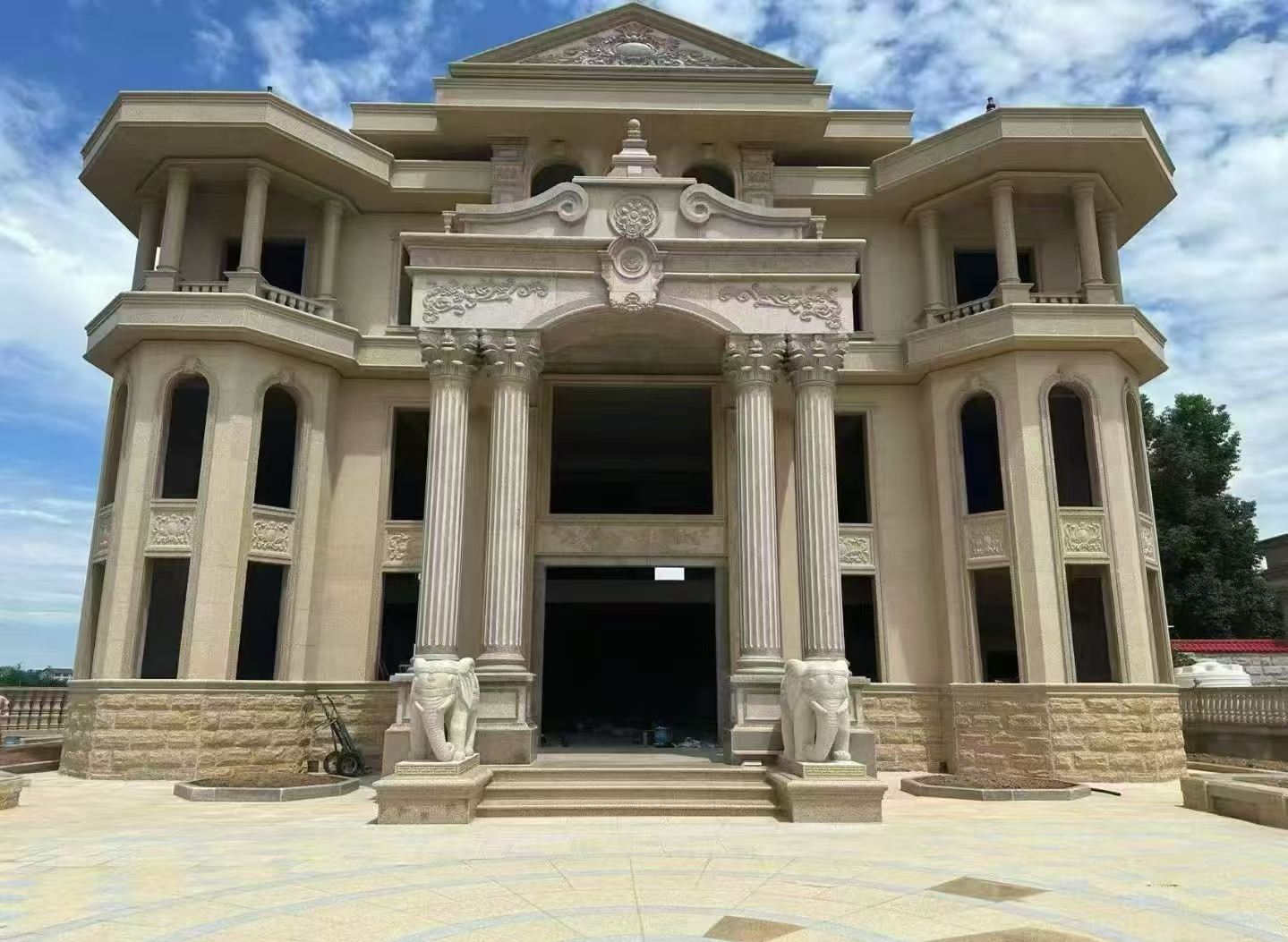 菏泽 黄金麻别墅外墙干挂，大柱，大象，蘑菇石，雕花板