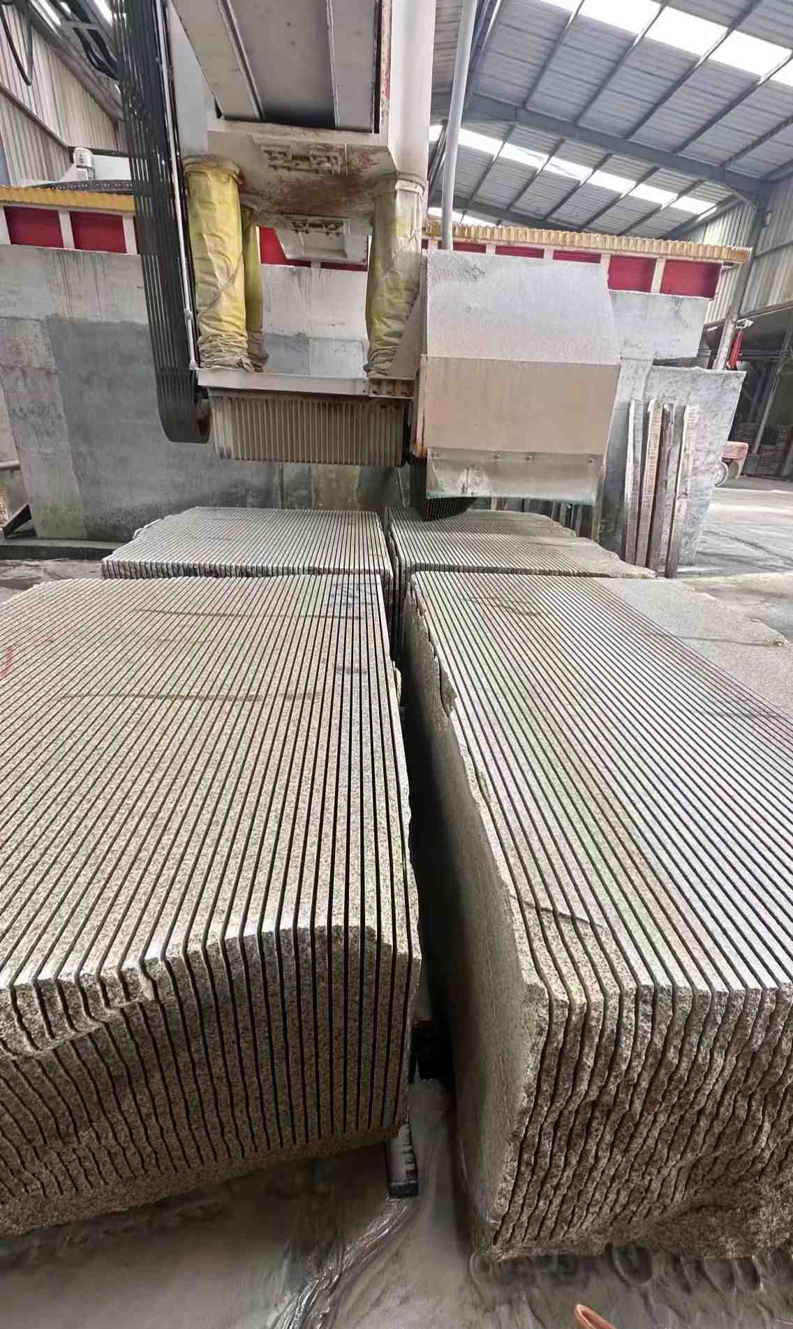 菏泽 车间生产日常，黄金麻白麻花岗岩